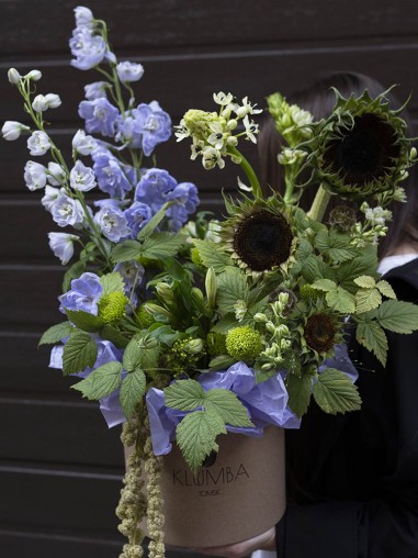 Композиция из подсолнухов и дельфиниума 