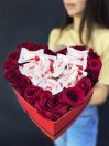 Коробка с розами и конфетами