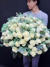 Корзина из 101 белой розы с эвкалиптом