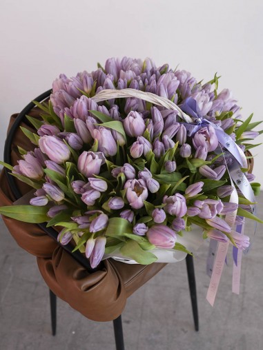 Корзина из 201 тюльпана 