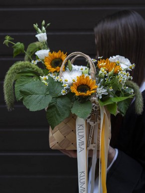 Корзинка с подсолнухами и зеленью 