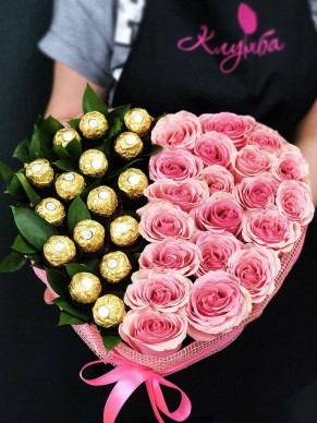 Сердце из нежно-розовых роз и конфет Ferrero Rocher
