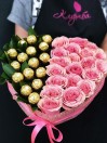 Сердце из нежно-розовых роз и конфет Ferrero Rocher