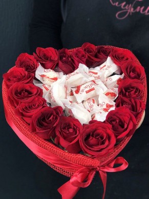 Сердце из роз и конфет Raffaello
