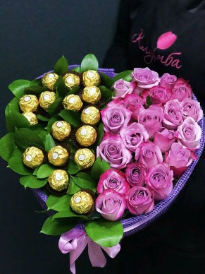 Сердце из черничных роз и конфет Ferrero Rocher