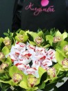 Сердце из орхидей и конфет Raffaello