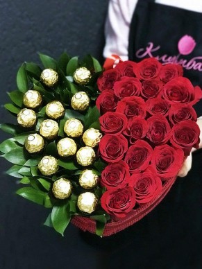 Сердце из роз и конфет Ferrero Rocher