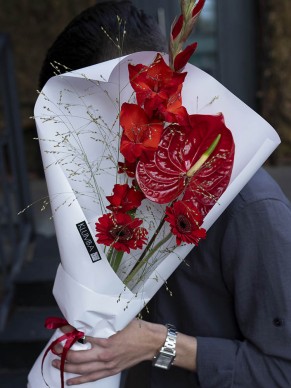 Букет из антуриума и гладиолуса 