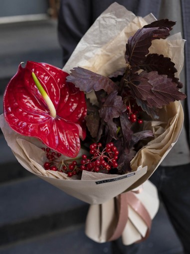 Букет из антуриума и калины 