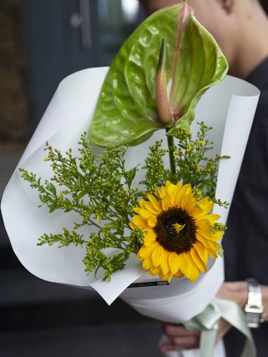 Букет из антуриума и подсолнуха 