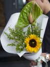 Букет из антуриума и подсолнуха 