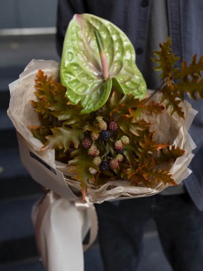 Букет из антуриума и рубуса 