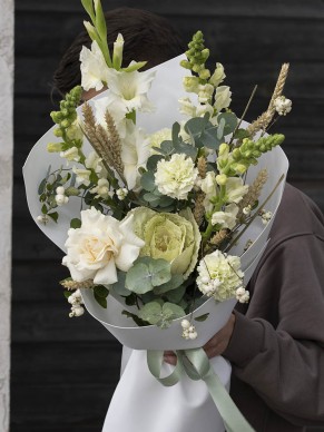 Букет из брассики и гладиолуса 