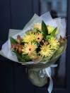 Букет из 7 гербер с зеленью