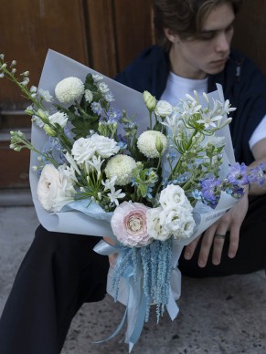 Букет из эустомы и лютиков 