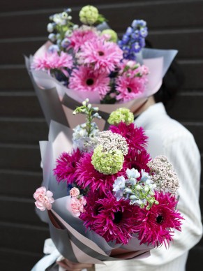 Букет из гербер и дельфиниума 