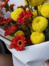 Букет из мини гербер и хризантем 