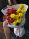 Букет из мини гербер и хризантем 