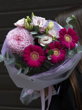 Букет из розовых гербер и хризантемы 