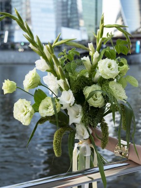 Букет из гладиолусов и эустомы 