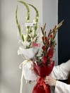 Букет из гладиолусов с эвкалиптом