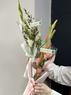 Букет из гладиолусов с эвкалиптом