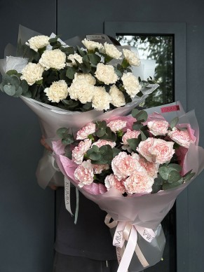 Букет из 15 гвоздик с эвкалиптом 