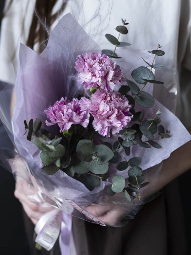 Букет из 3 гвоздик и эвкалипта 