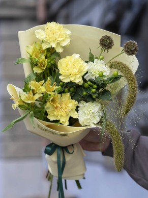 Букет из гвоздик и альстромерии 