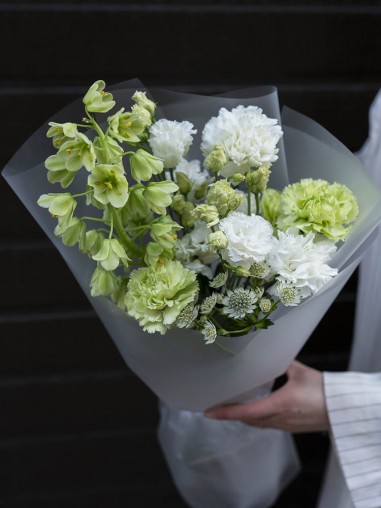 Букет из гвоздики и эустомы 