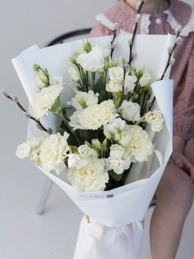 Букет из гвоздик и эустомы 