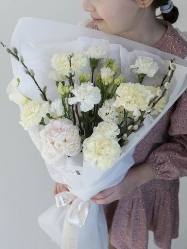 Букет из гвоздик и пиона 