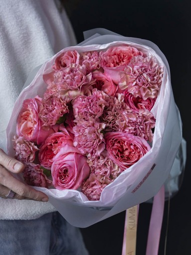 Букет из розовых роз и гвоздик 