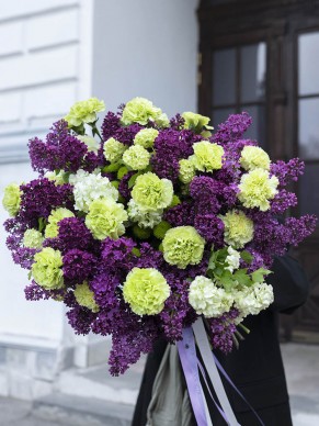 Букет из сирени и гвоздик 