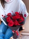 Букет красных гвоздик и ягод