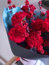 Букет красных гвоздик и ягод