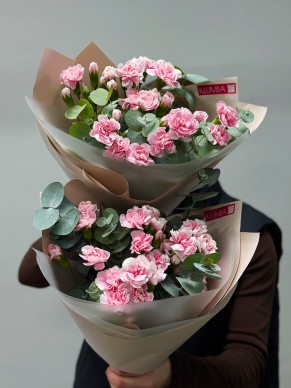 Букет кустовых диантусов с эвкалиптом