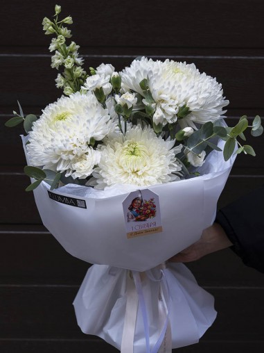 Букет из хризантем и кустовых гвоздик 