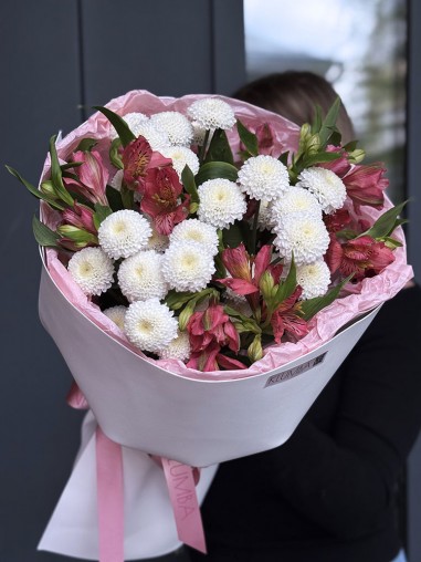 Букет из хризантем коконат и альстромерий