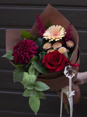 Букет из хризантемы и розы 