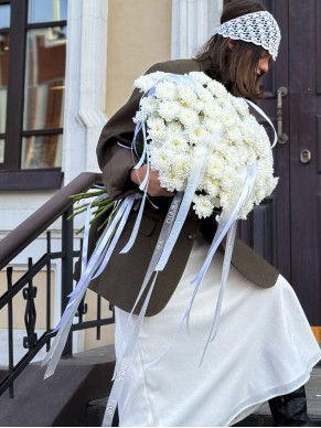 Букет из 21 кустовой хризантемы с лентами