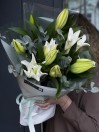 Букет из 5 лилий и эвкалипта 