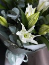 Букет из 5 лилий и эвкалипта 