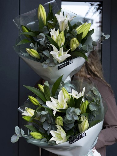 Букет из 5 лилий и эвкалипта 