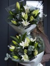 Букет из 5 лилий и эвкалипта 