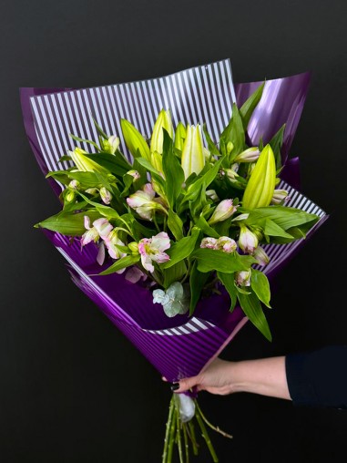 Букет из лилий и альстромерий