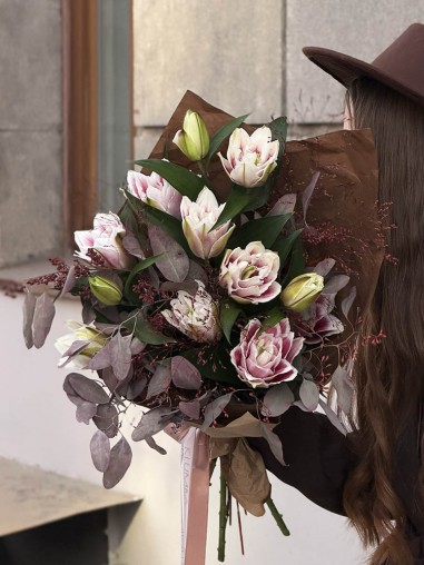 Букет из пионовидной лилии 