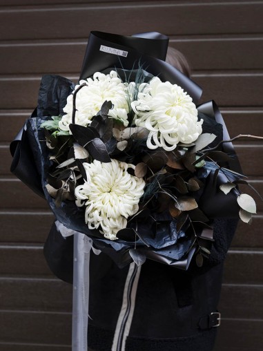 Букет из хризантем и эвкалипта