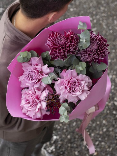 Букет из хризантем и французской розы