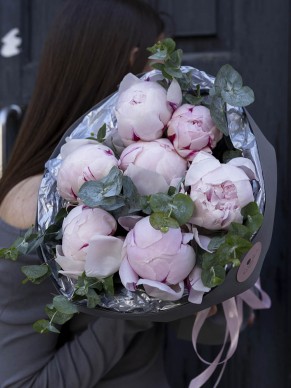 Букет из 7 пионов с эвкалиптом 